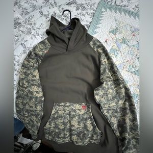 Ariat FR Cat 2 Dura stretch Patriot Hoodie camo in color, size XL , like new